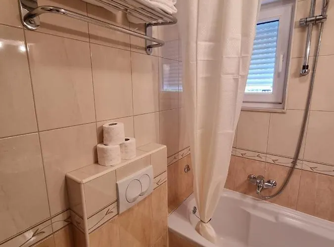 Bella With Free Parking Apartman Promajna